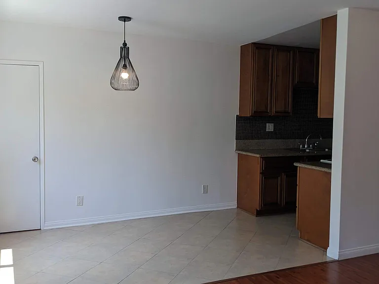 642 Huntley Dr #5 — Photo 2