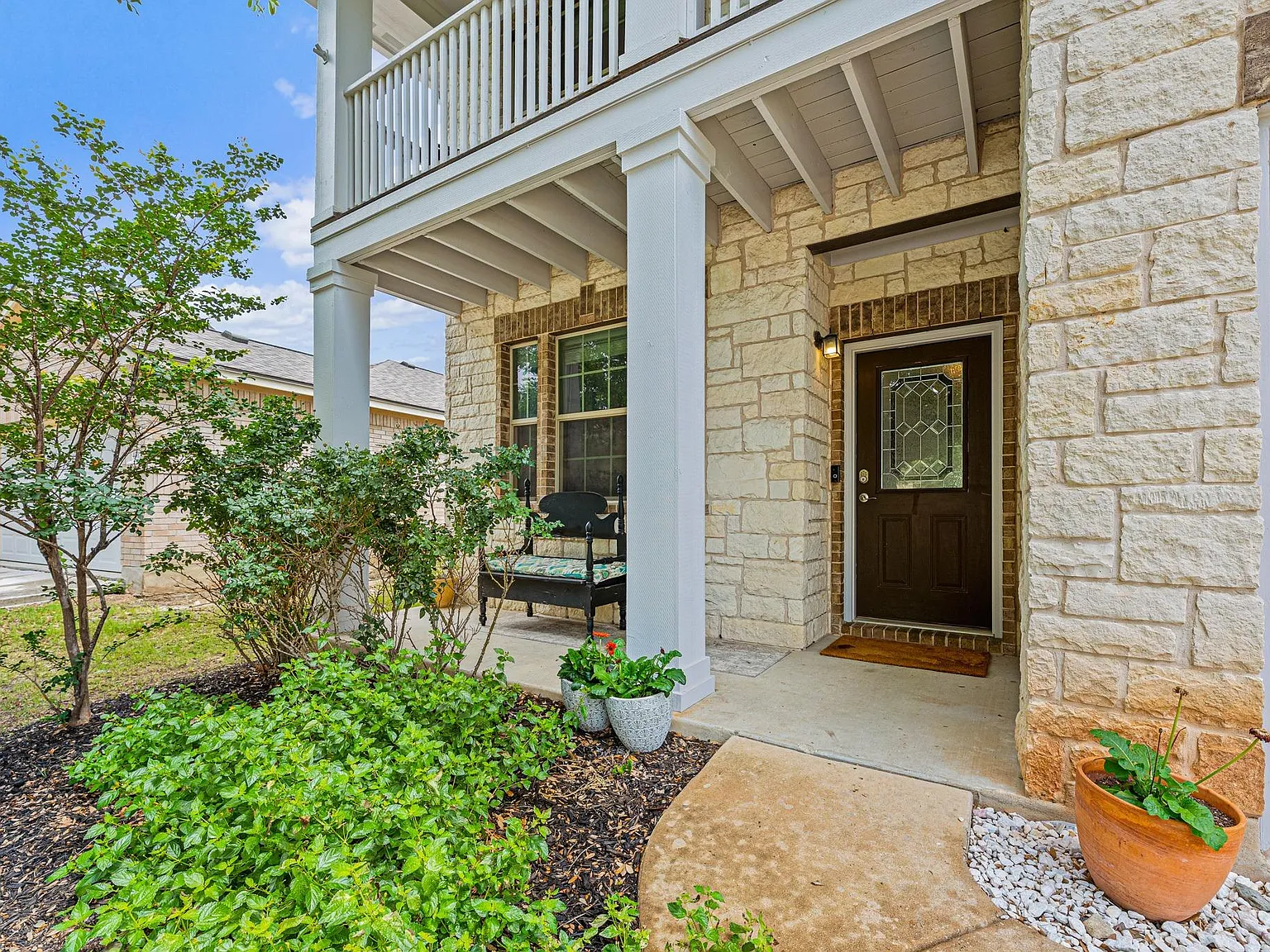 3 bed, 2.5 bath, 2122 sqft, $2,300 — Photo 2