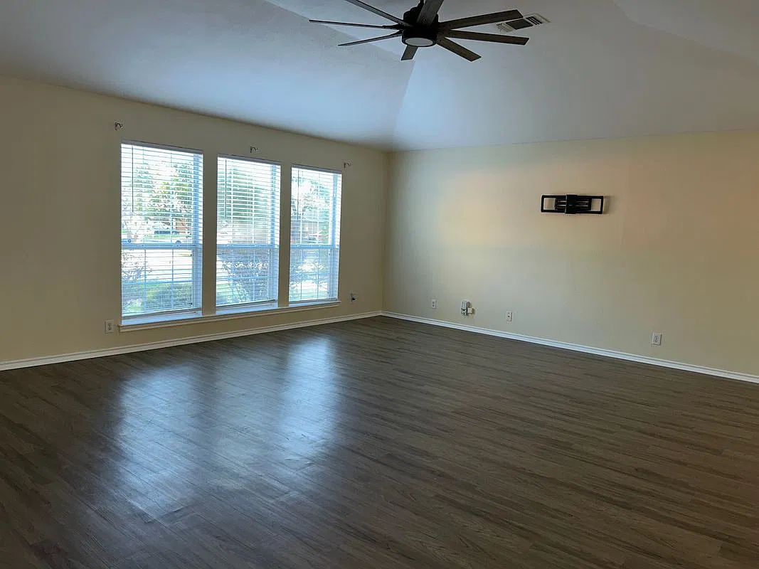 3 bed, 2.0 bath, 2115 sqft, $1,975 — Photo 3