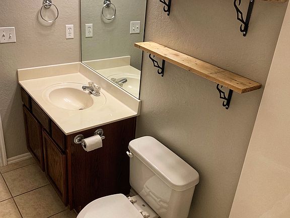 Full bath w shower/tub