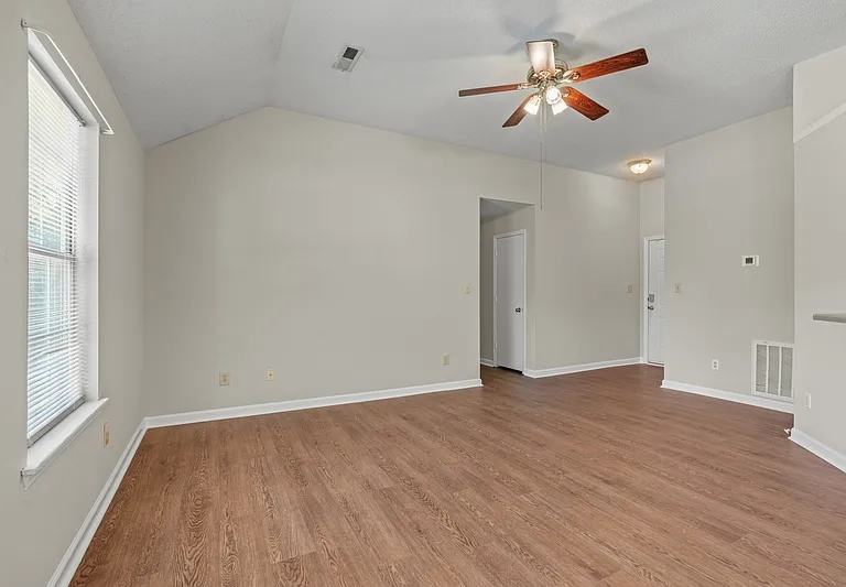 100 River Oaks Dr — Photo 3