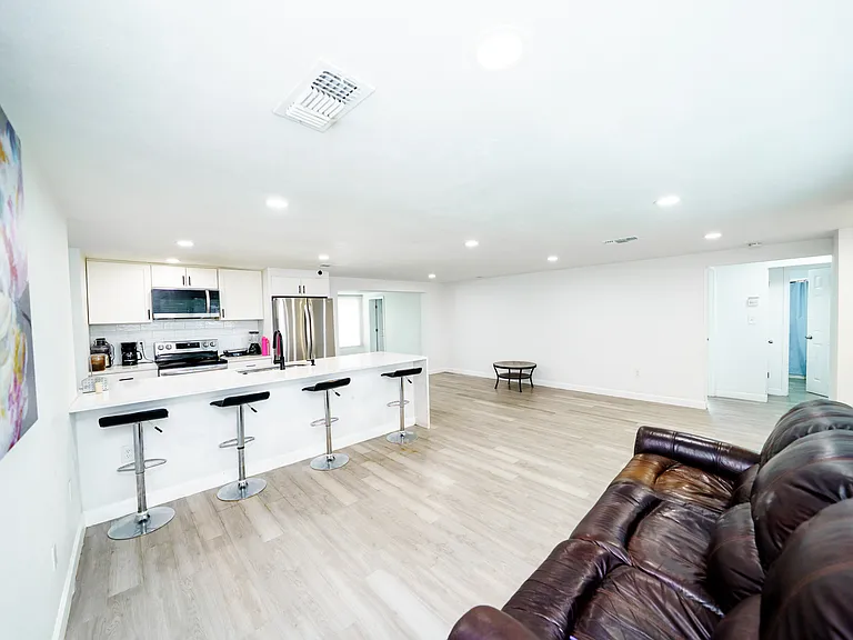 1160 Tarpon Ave — Photo 5