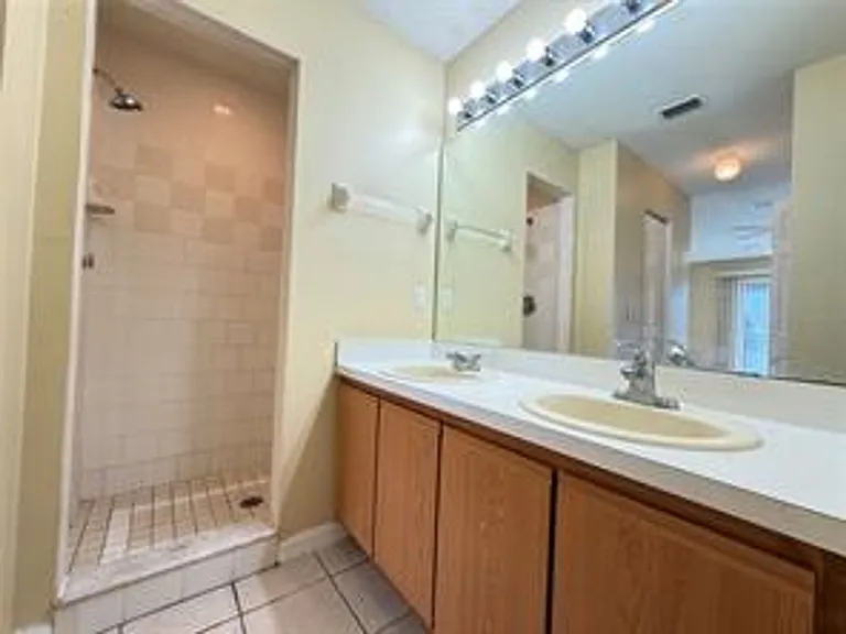 724 Versailles Ln — Photo 3