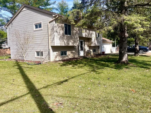 55832 Pontiac Trl, New Hudson, MI 48165