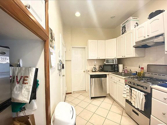 5th image of 330 E 73rd St APT 10