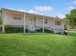 678 Terrace Dr, Roseville, MN 55113
