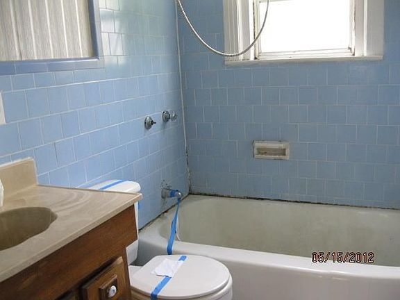 4th image of 402 NE 28th St
