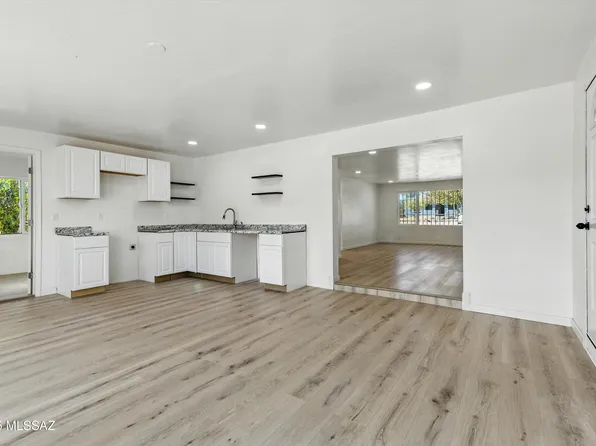 727 W Budmoore Ter, Tucson, AZ 85705