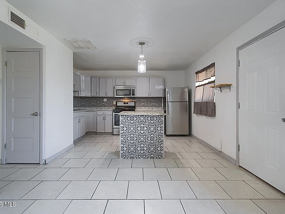 4th image of 621 Medina St