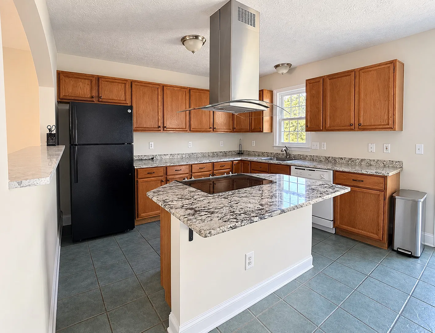 5 bed, 1964 sqft, $3,000 — Photo 3