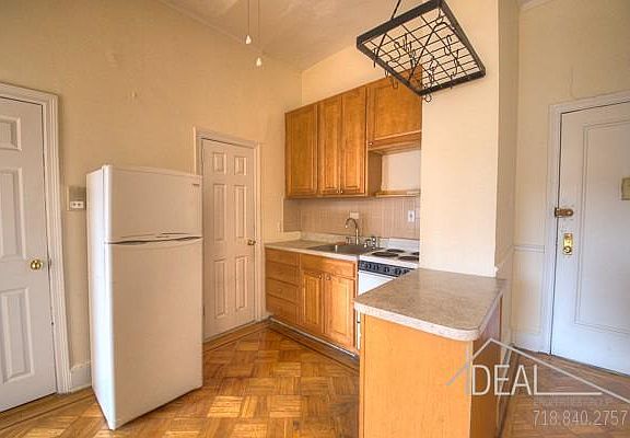 3rd image of 210 Park Pl