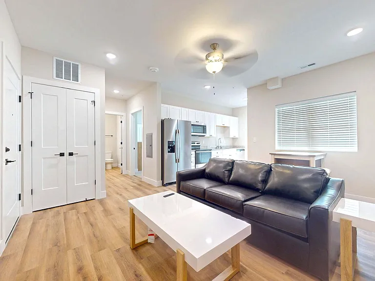 305 W Washington St — Photo 28