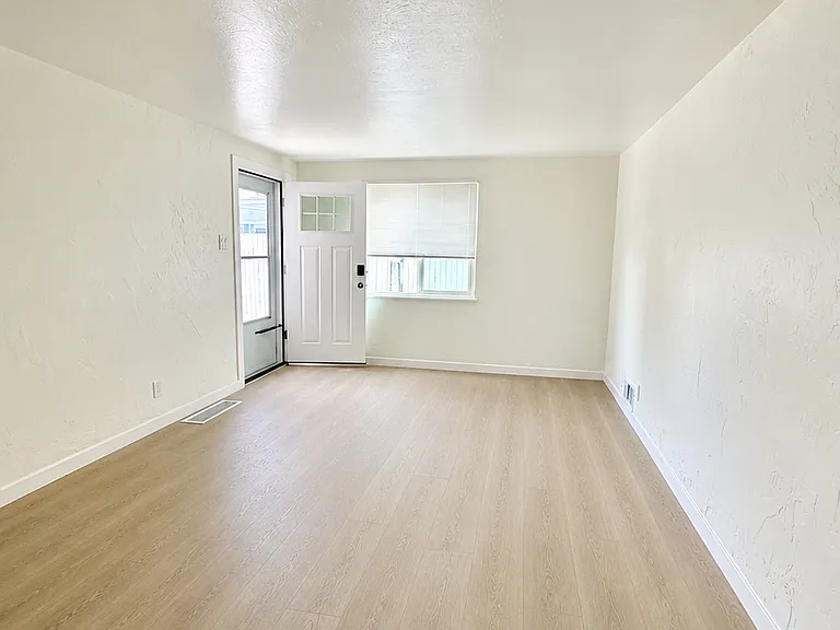 1149 Akron St #1149 — Photo 6