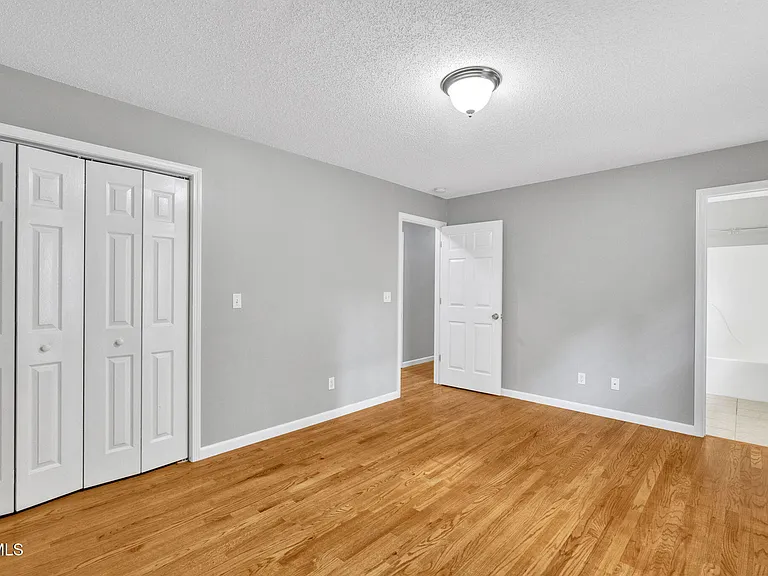 1125 Faye St — Photo 3