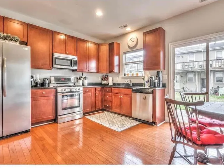 1626 Light St — Photo 7