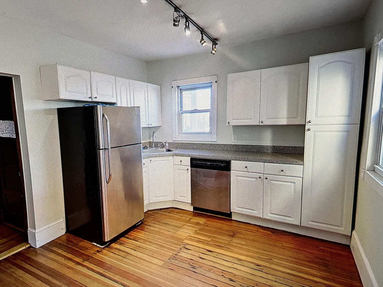 4 bed, 1200 sqft, $3,700 — Photo 2