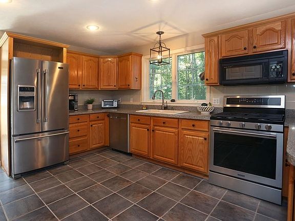 5th image of 4 Berry Dr