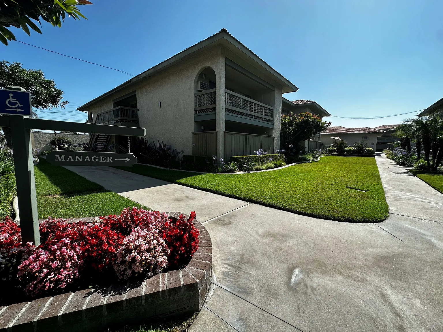 Las Mariposas Apartments — Photo 2