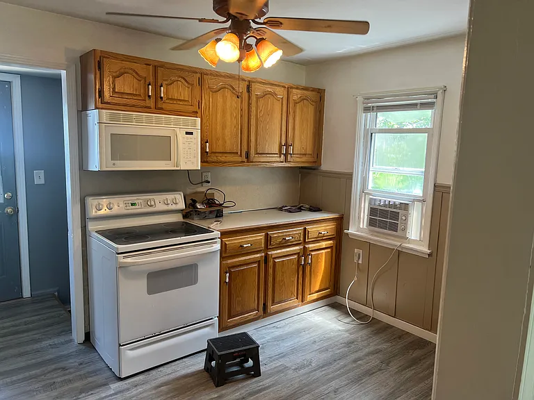 Kitchen - does not show rest of counter.