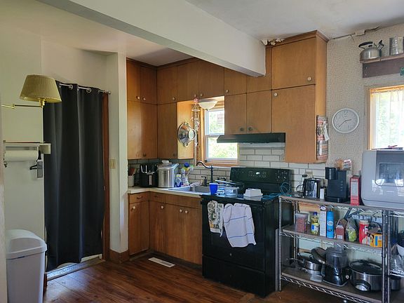 3rd image of 651 2nd St SE