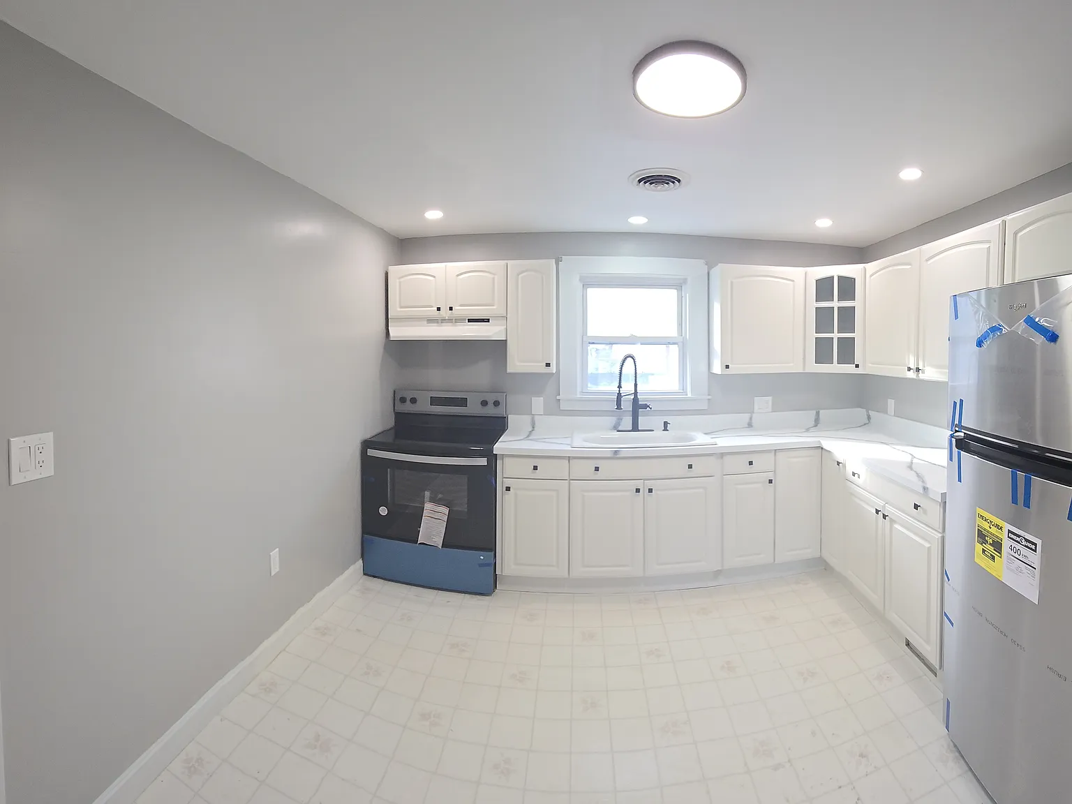 3 bed, 1000 sqft, $2,245 — Photo 2