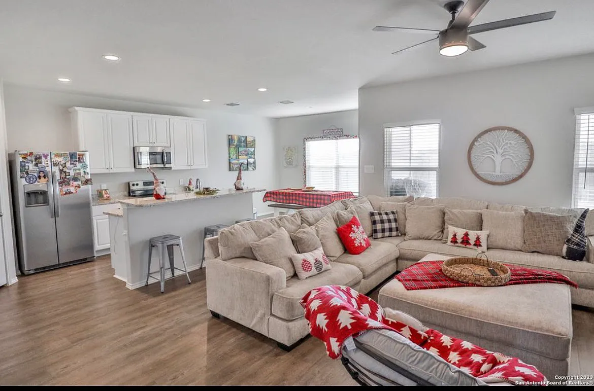 3 bed, 2.5 bath, 1554 sqft, $2,000 — Photo 2
