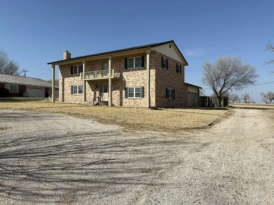 4 bed, 2.5 bath, 2802 sqft, $2,200 — Photo 1