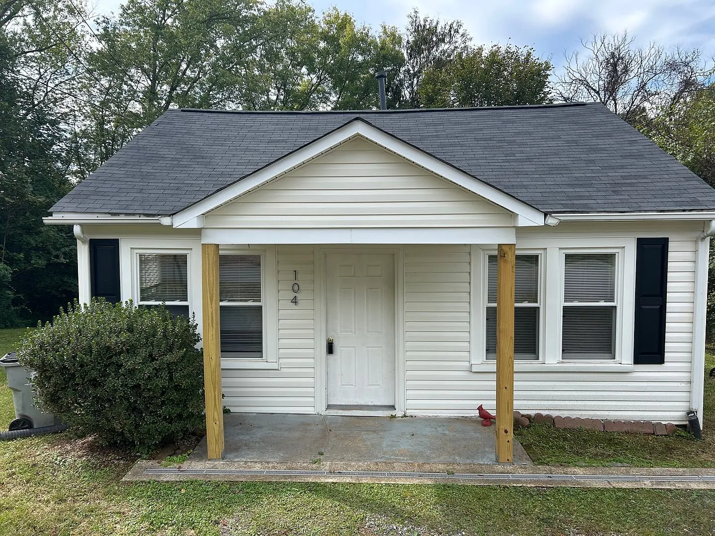 Cozy 2-Bedroom Single Family Home near Lenoir $1,050/Month. — Photo 1