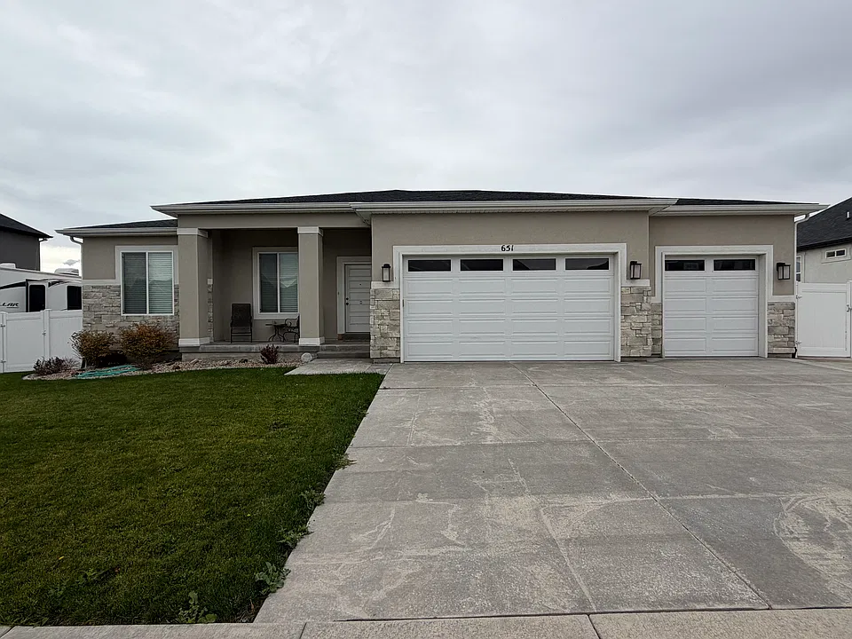 651 W Baxter Ln