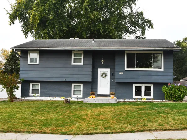 1305 Meadow Dr, Norwalk, IA 50211