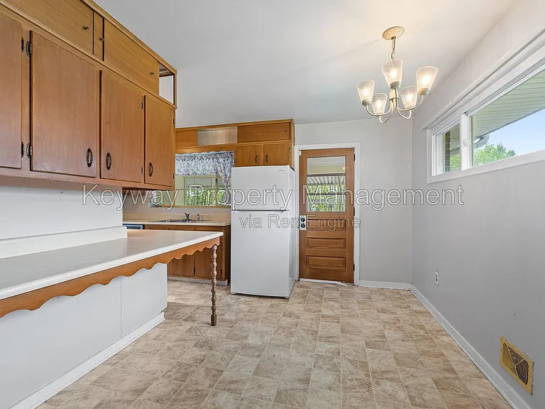 1823 Curtis Dr — Photo 8