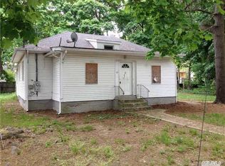 40 Andrews Ave, Wheatley Heights, NY 11798
