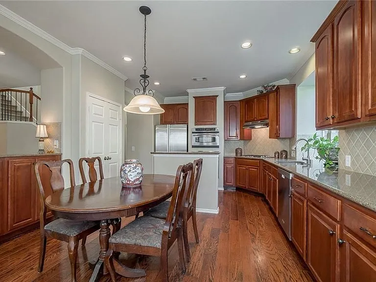 2374 Aspermount Dr — Photo 10
