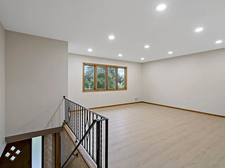 3916 Ensign Ave N — Photo 7