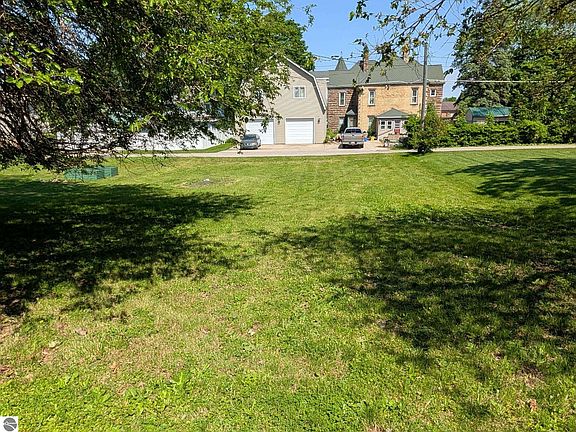 5th image of 420 N Maple St
