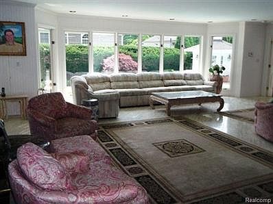 3rd image of 264 Grosse Pointe Blvd