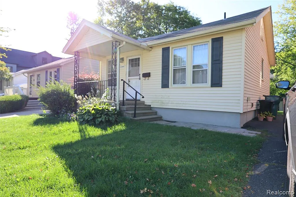 2 bed, 1.0 bath, 708 sqft, $1,800 — Photo 3
