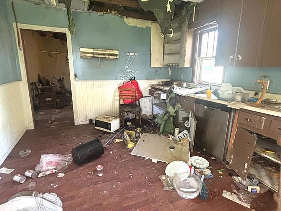 2nd image of 121 E Truman St