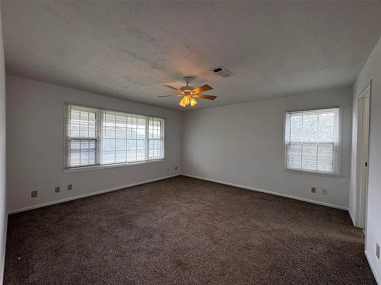 7702 Pitter Pat Ln — Photo 16