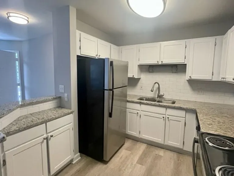 415 W 10th St — Photo 14