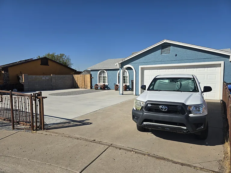 1812 N 68th Dr — Photo 1