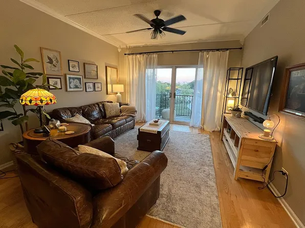 8822 Brookfield Ave Unit 403, Brookfield, IL 60513