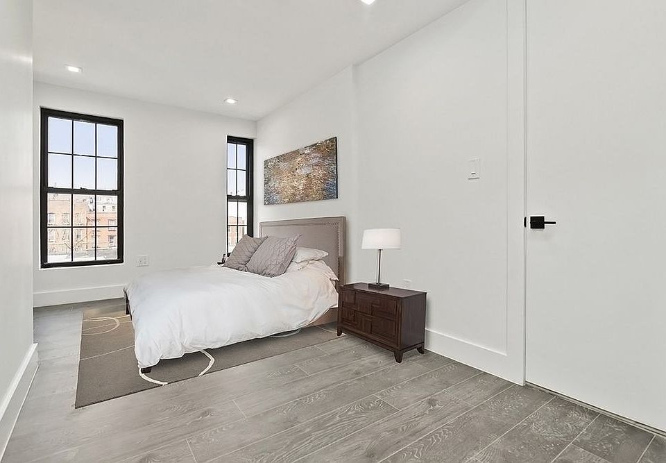 2nd image of 292 Hawthorne St APT 4R