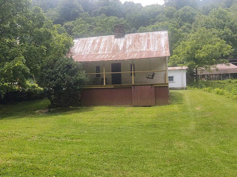1090 Dix Creek Rd — Photo 4