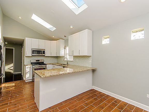 3rd image of 9620 Mayfield Ave