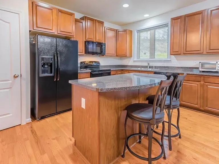 3910 Sun Way — Photo 3
