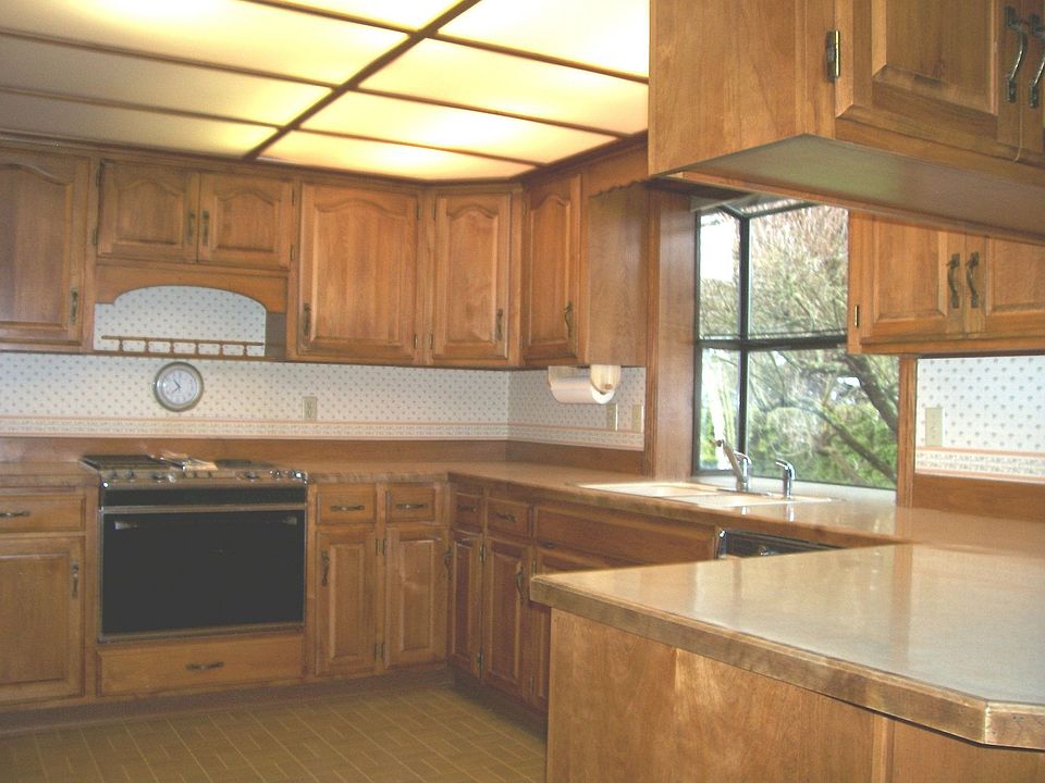 2nd image of 451 SE Conifer Pl