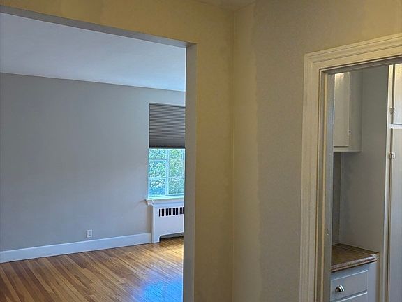 5th image of 93 Strathmore Rd APT 10