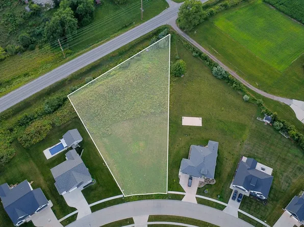 3010 Bos Ridge Rd, Pella, IA 50219
