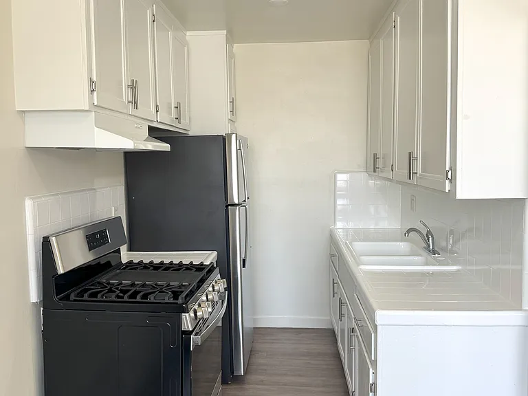 410 S Alexandria Ave — Photo 8